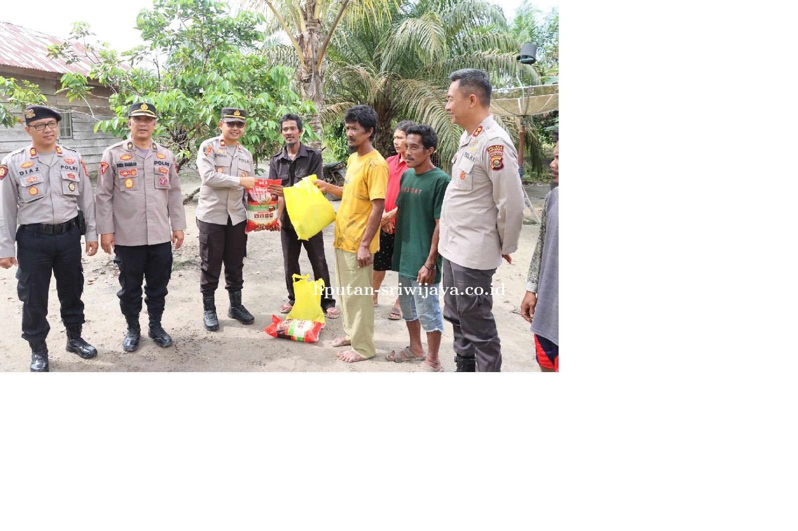 Polres Muratara Beri Bantuan Sembako dan Tingkatkan Silaturahmi dengan Suku Anak Dalam